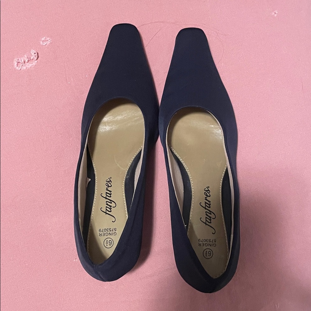 Cute pointed toe kitten heel pumps